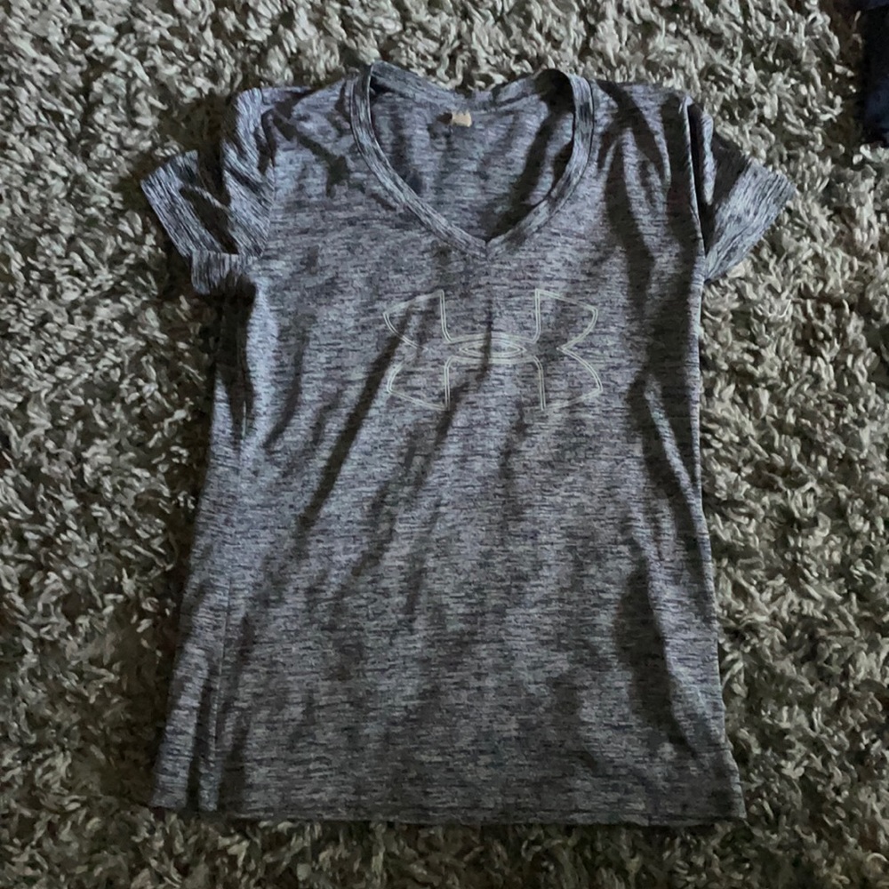 Under armor hethered grey workout tee shirt